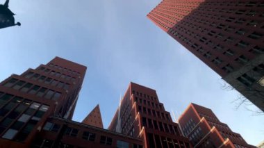 Hollanda 'nın Lahey kentindeki modern yüksek binaların düşük açılı manzarası.