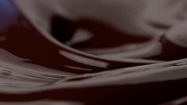 关闭融化的黑巧克力背景旋转 — 图库视频影像