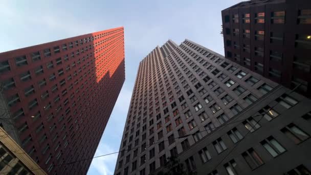 Alacsony Látószögű Modern Toronyházak Hágában Hollandiában — Stock videók