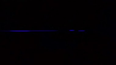 Mavi anamorfik lens ışık sızıntısı geçişi siyah arka planda. 