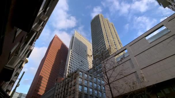 Nízký Úhel Pohledu Moderní High Rise Budovy Haagu Nizozemsko — Stock video