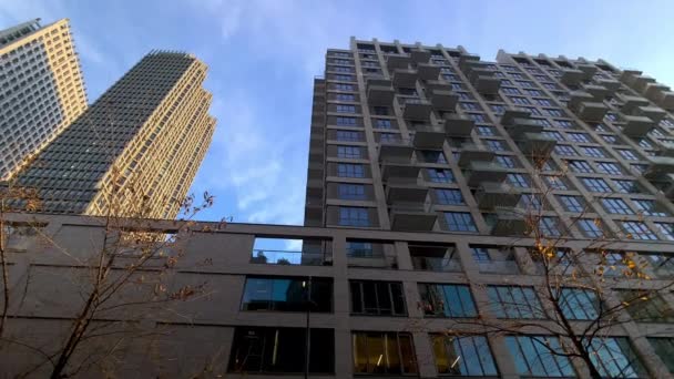 オランダのハーグの近代的な高層ビルの低角度ビュー — ストック動画