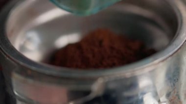 Arka plandaki topraklama kahvesine yakın plan.