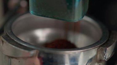 Arka plandaki topraklama kahvesine yakın plan.