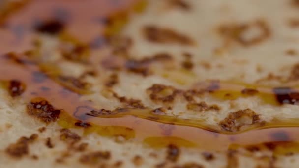 Nahaufnahme Von Pfannkuchen Mit Gießsirup Rotierenden Lebensmittel Hintergrund — Stockvideo
