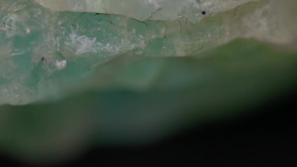Крупным Планом Природного Кристалла Поражает Текстуру Камня Вращающийся Абстрактный Фон — стоковое видео