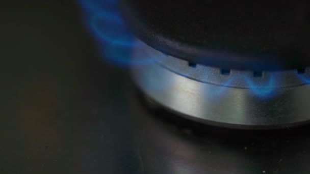 厨房燃气炉燃烧器蓝色火焰背景的闭合 — 图库视频影像