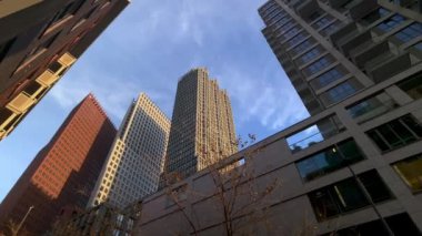 Hollanda 'nın Lahey kentindeki modern yüksek binaların düşük açılı manzarası.