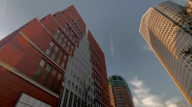 Hollanda 'nın Lahey kentindeki modern yüksek binaların düşük açılı manzarası.