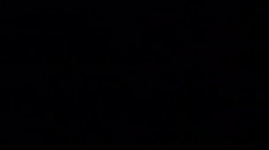 Soyut yeşil ve mavi ışık siyah arkaplan üzerindeki yansımaları sızdırır. 