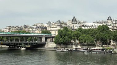 Birk Hakeim Köprüsü ile Paris, Fransa metrosu. 