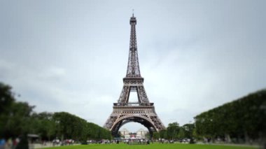 Paris, Fransa 'daki Eyfel Kulesi' nin manzarası