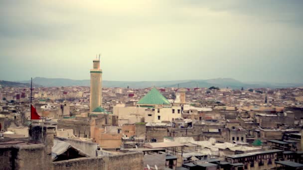 フェズ モロッコ アフリカの夕暮れ時に屋上とタワーを見る — ストック動画