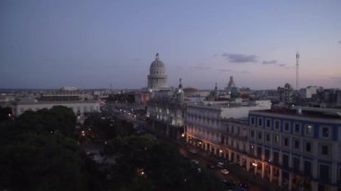 Havana, Küba 'da alacakaranlıkta El Capitolio binası ve plaket merkezinin yüksek açılı görüntüsü. 