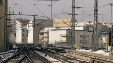 S-Bahn metro treni ile kış şehri, Berlin, Almanya.
