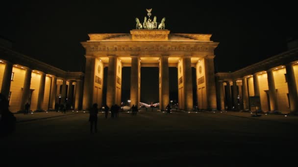 Brandenburg Kapısı Gece Berlin Gemany Aydınlandı — Stok video