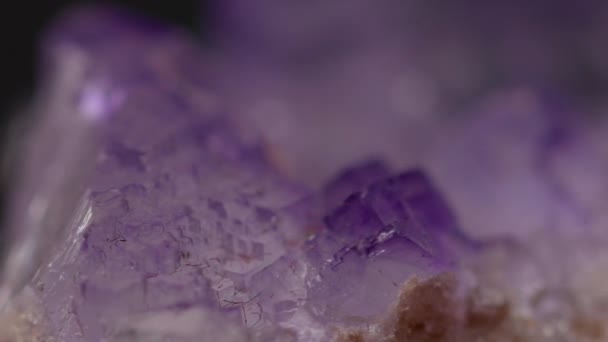 抽象的な背景を回転する自然な紫色のフッ素石の質の閉鎖 — ストック動画