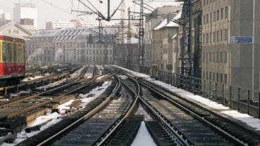 S-Bahn metro treni ile kış şehri, Berlin, Almanya. 