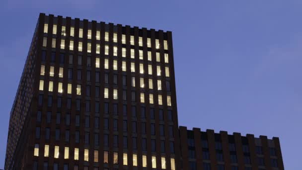 Edifício Escritórios Com Janelas Iluminadas Entardecer Amsterdã Holanda Desfasamento Temporal — Vídeo de Stock