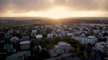 Reykjavik, İzlanda 'da gün batımında yüksek açılı şehir manzarası. 