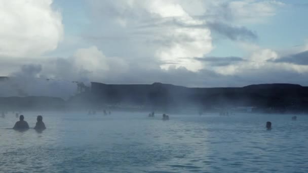 Zlanda Daki Mavi Göl Jeotermal Mavi Gölü Nde Dinlenen Insanlar — Stok video
