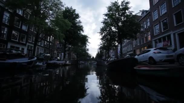 Hollanda Amsterdam Alacakaranlıkta Köprüsü Olan Dar Şehir Kanalının Alçak Açılı — Stok video