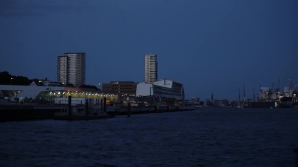 德国汉堡港夜间从水面观看 — 图库视频影像