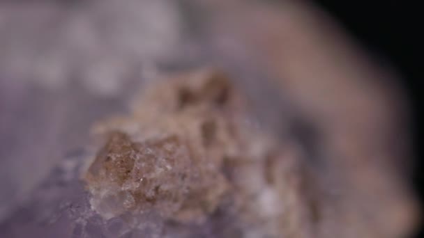 Zbliżenie Naturalny Fioletowy Fluoryt Kamień Tekstura Obracanie Abstrakcyjne Tło — Wideo stockowe