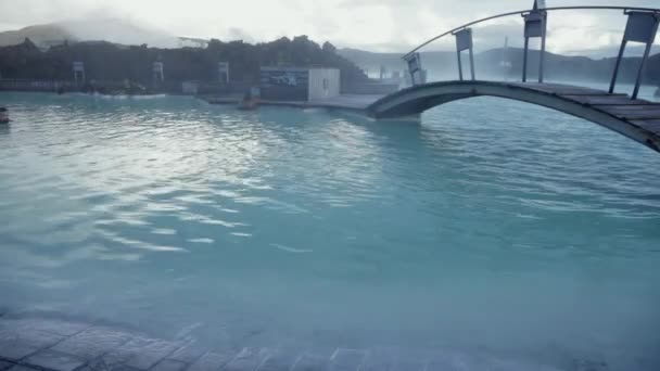 Geothermale Blauwasserlagune Mit Dampf Und Fließendem Wasser Der Blauen Lagune — Stockvideo