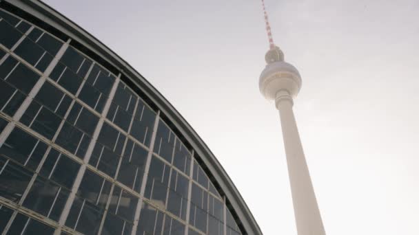 Edificio Della Stazione Alexanderplatz Con Torre Fernsehturm Sullo Sfondo Berlino — Video Stock