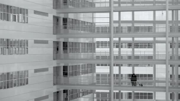 Ayuntamiento Moderna Arquitectura Blanca Con Personas Caminando Por Pasarela Elevada — Vídeo de stock