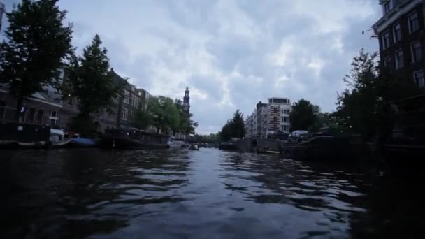 Hollanda Amsterdam Alacakaranlıkta Teknelerle Şehir Kanalının Alçak Açılı Görüntüsü — Stok video