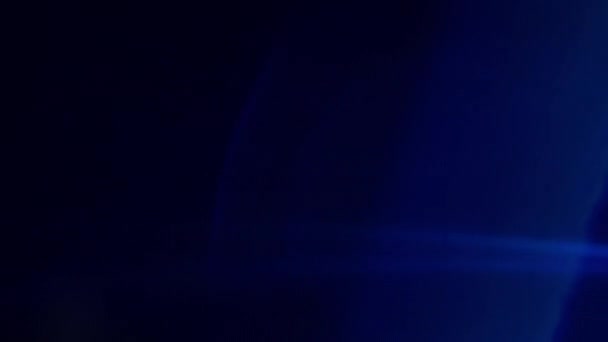 蓝光泄漏反射透镜在黑色背景上的耀斑 — 图库视频影像