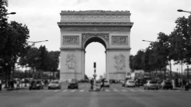 Duża Grupa Osób Przejeżdżających Przez Pól Elizejskich Paryżu Francja Zmiana — Wideo stockowe