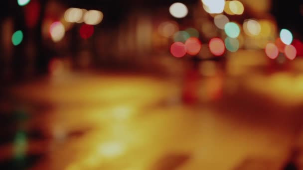 法国巴黎城市街道潮湿 夜间有交通信号灯 — 图库视频影像