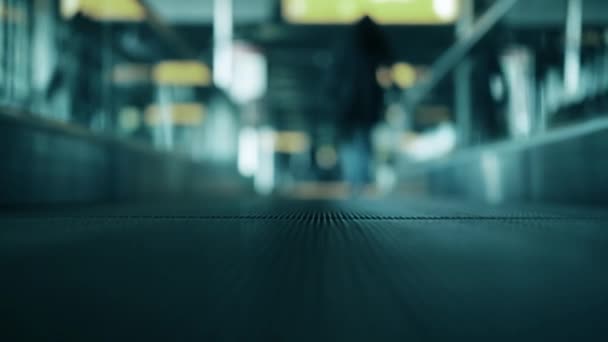 Nízký Úhel Pohledu Osoby Pohybující Chodník Travelator Letišti Terminálu — Stock video