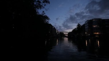 Hollanda, Amsterdam 'da alacakaranlıkta şehir kanalının alçak açılı görüntüsü.