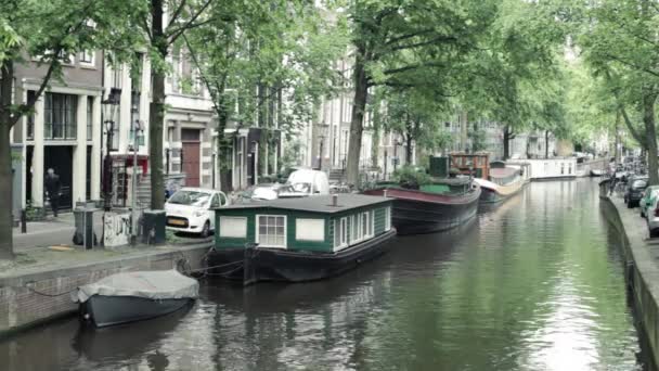 荷兰阿姆斯特丹运河街 有游艇 — 图库视频影像