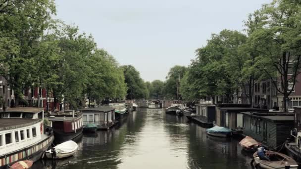 Vista Desde Puente Del Canal Con Casas Flotantes Amsterdam Holanda — Vídeo de stock