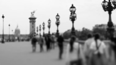 Paris, Fransa 'da, Pont Alexandre Köprüsü' ndeki bir grup insan....