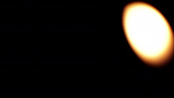 Siyah Bir Arkaplanda Yanan Bulanık Odaklı Mum Ateşini Kapat — Stok video