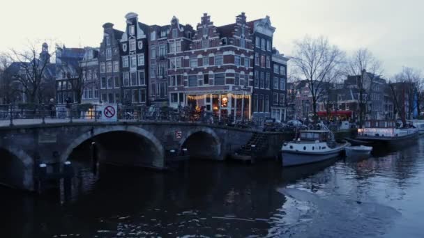 オランダ アムステルダムの夜間の休憩から毎日ブロワーズグレート運河 — ストック動画
