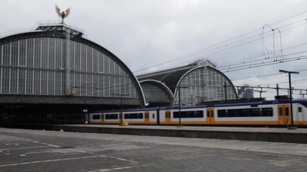 Поезд Отправляется Центральный Вокзал Амстердама Амстердам Нидерланды — стоковое видео