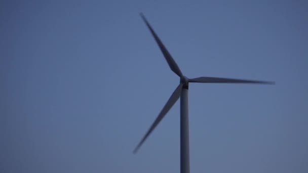Turbina Wiatrowa Obracająca Sylwetkę Tle Błękitnego Nieba Zmierzchu — Wideo stockowe