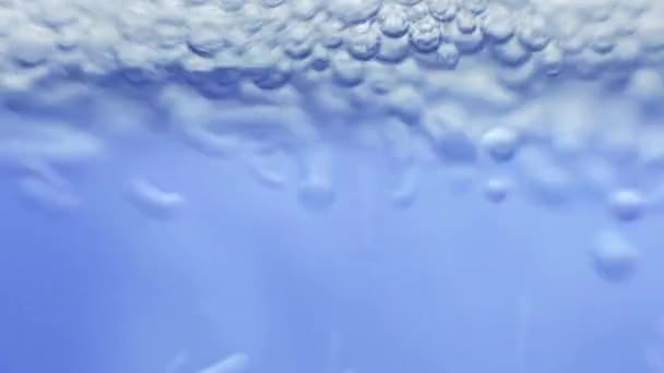 Lähikuva Läpinäkyvä Sininen Vesi Kuplia Abstrakti Tausta — kuvapankkivideo