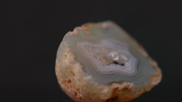 Primer Plano Piedra Cristal Natural Ágata Abierta Cortada Girando Sobre — Vídeos de Stock