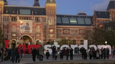 Amsterdam, Hollanda 'da alacakaranlıkta büyük bir turist grubuyla birlikte Amsterdam' ın simgesiyim..