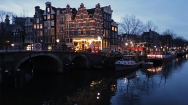 Hollanda, Amsterdam 'da gece vakti Brouwersgracht Kanalı' nda zaman aşımı.