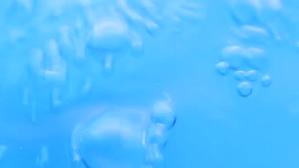 Zbliżenie Przezroczyste Niebieskie Pęcherzyki Wody Abstrakcyjne Tło — Wideo stockowe