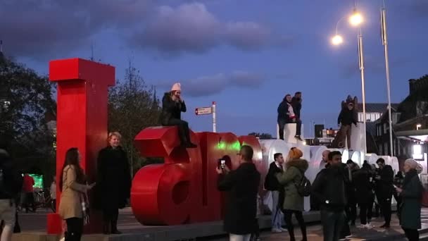 我是阿姆斯特丹的标志性标志 晚上有大批游客在荷兰阿姆斯特丹过夜 — 图库视频影像
